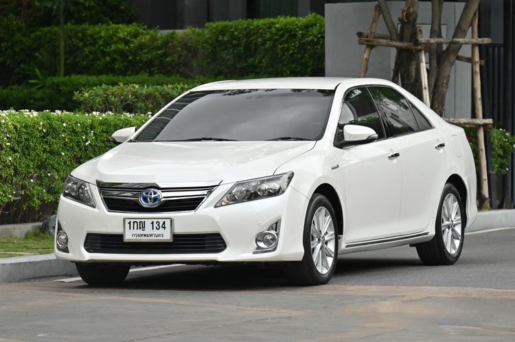 รถ Toyota Camry 2.5 Hybrid สี ขาว