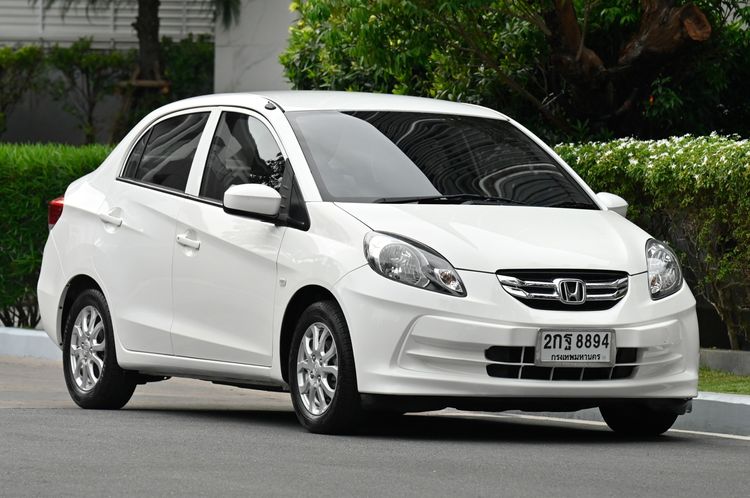 Honda Brio 2013 1.2 Amaze V Sedan เบนซิน ไม่ติดแก๊ส เกียร์อัตโนมัติ ขาว รูปที่ 2