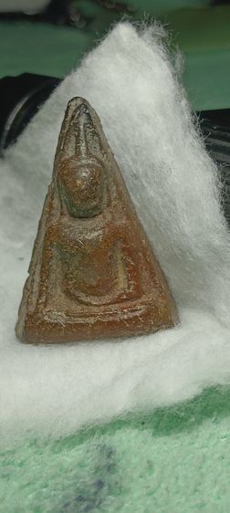 พระนางพญาเข่าตรง