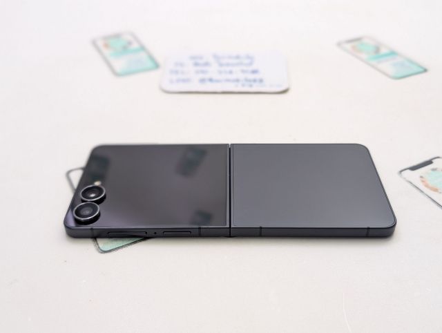 ขาย เทิร์น Samsung Galaxy Z Flip 7 สี Black 512 GB สภาพใหม่เอี่ยม ประกันยาว อุปกรณ์ครบยกกล่อง เพียง 21,990 บาท เท่านั้น ครับ รูปที่ 7