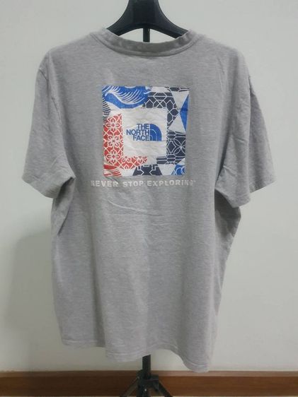 เสื้อยืดคอกลม THE NORTH FACE สีเทามีสกรีนหลัง อก 48 ยาว 29 รูปที่ 2