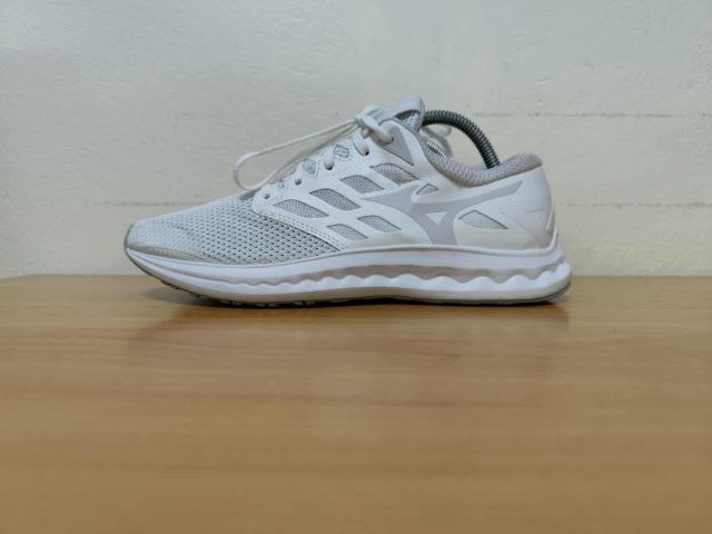 Mizuno ขาวล้วน 41.0 26.5 แท้ มือสอง รูปที่ 2