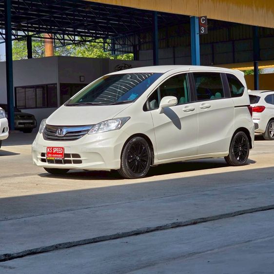 รถ Honda Freed 1.5 E สี ขาว
