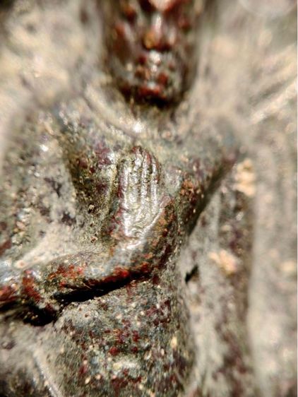 พระร่วงหลังรางปืน กรุวัดพระศรีรัตนมหาธาตุราชวรวิหาร หรือกรุวัดพระปรางค์  สุโขทัย  พิมพ์ฐานสูงร่องตื้นหลังกาบหมาก  รูปที่ 4