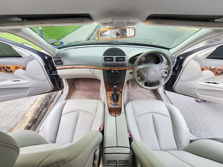 Mercedes-Benz E-Class 2004 E220 CDI Sedan ดีเซล เกียร์อัตโนมัติ ดำ รูปที่ 4