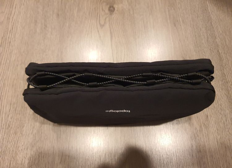 กระเป๋าสะพาย Topologie สีดำ ใส่ขวดน้ำได้ รูปที่ 3