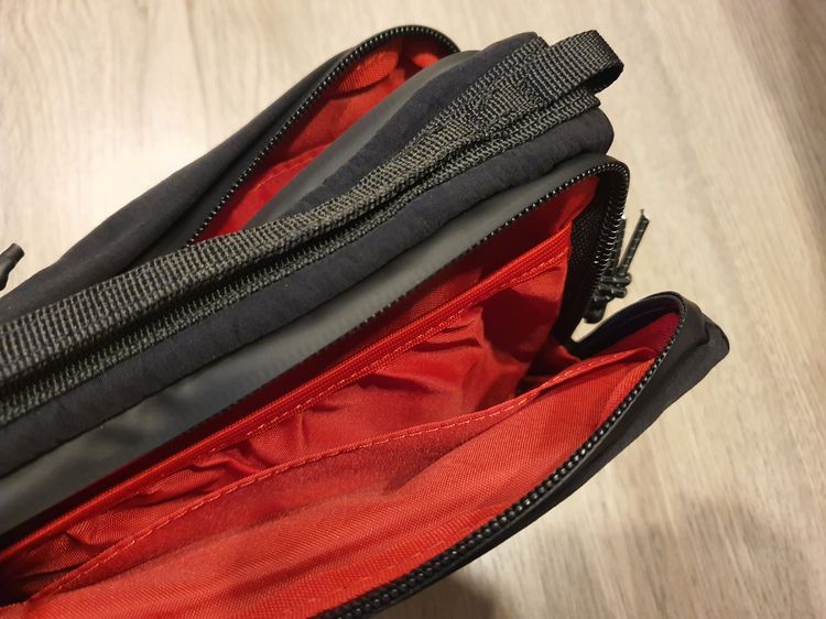 กระเป๋าสะพาย Topologie สีดำ ใส่ขวดน้ำได้ รูปที่ 5