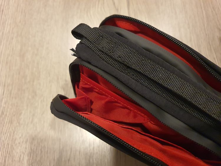 กระเป๋าสะพาย Topologie สีดำ ใส่ขวดน้ำได้ รูปที่ 6