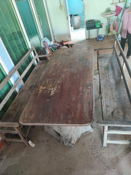 โต๊ะไม้พร้อมเก้าอี้