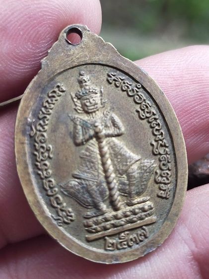 เหรียญปู่เสือเจ้า หลังท้าวเวสสุวรรณปี37 เนื้อกะไหล่ทองพระเก่าแท้พุทธคุณสูงราคาถูก รูปที่ 2