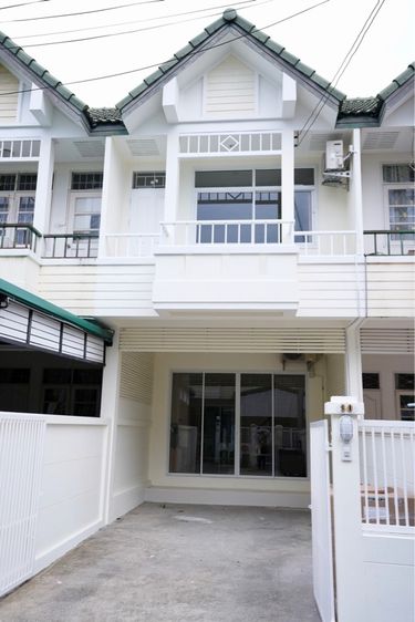 ตกแต่งครบ ทาวน์เฮ้าส์ 2 ชั้น ใกล้รถไฟฟ้าลาดพร้าว101 3 ห้องนอน 2 ห้องน้ำ แอร์ 2, เฟอร์นิเจอร์  พร้อมอยู่