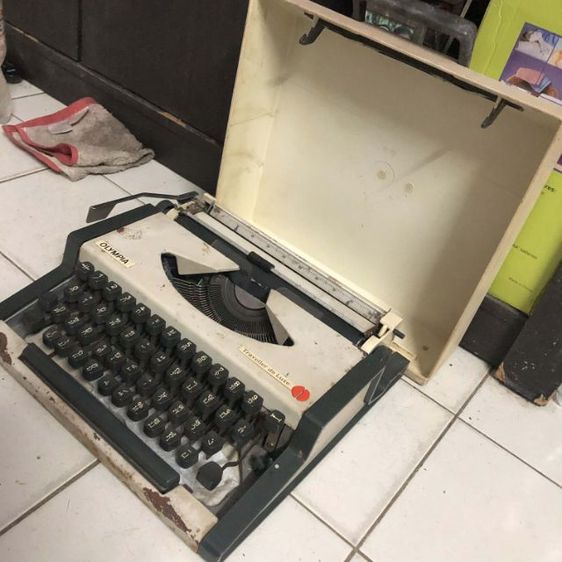 เครื่องพิมพ์ดีดโอลิมเปีย (OLYMPIA) กระเป๋าหิ้ว 