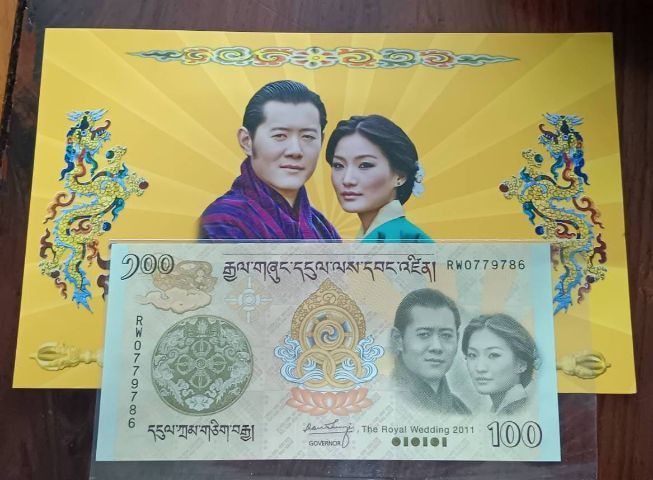 ธนบัตร​ที่ระลึก​ 100 งูตรัม ประเทศ​ภูฏาน พร้อมปก
รุ่นปี : คศ. 2011​ ไม่ผ่าน​ใช้​สวย