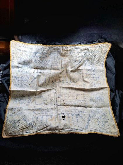 ผ้าประเจียดเก่ายุค( ก่อน ปี 2500 ) จารอักขระยันต์เต็มสูบเต็มผืน เก่า แท้ ดูง่ายๆครับ น่าเก็บสะสมบูชา