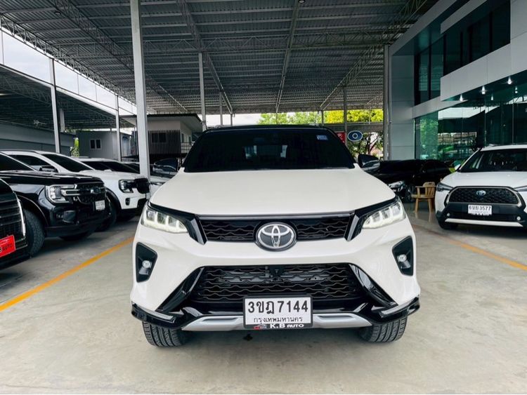 รถ Toyota Fortuner 2.4 Legender สี ขาว