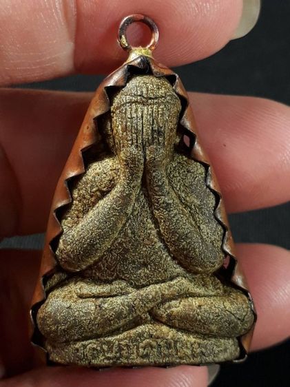 พระปิดตาพิมพ์ตุ๊กตาใหญ่ หลวงปู่โต๊ะ วัดประดู่ฉิมพลี กรุงเทพมหานคร ปี 2521 เนื้อผงแก่น้ำมันตั้งอิ้วเลี่ยมจับขอบเก่าพร้อมใช้