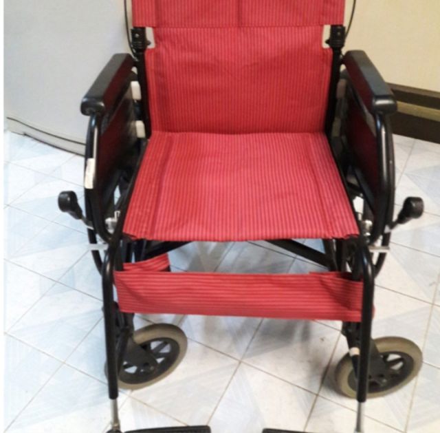 อุปกรณ์เพื่อสุขภาพ สภาพใหม่มาก รถเข็นผู้ป่วยอะลูมิเนียมอัลลอยด์ พับได้