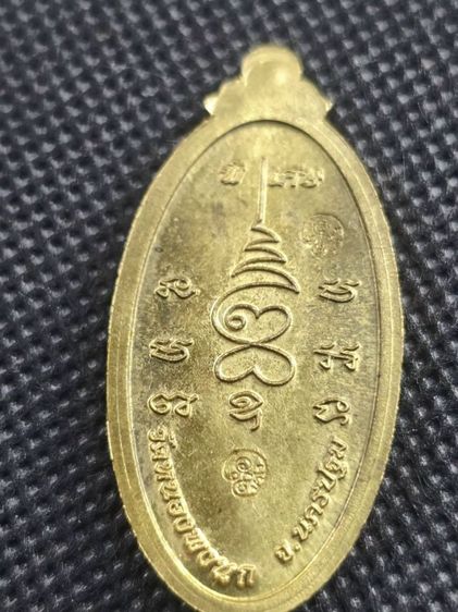 ใบขี้เหล็กหนุนดวงพิมพ์ใหญ่เนื้อทองฝาบาตร หลวงปู่แผ้วปวโร รูปที่ 3