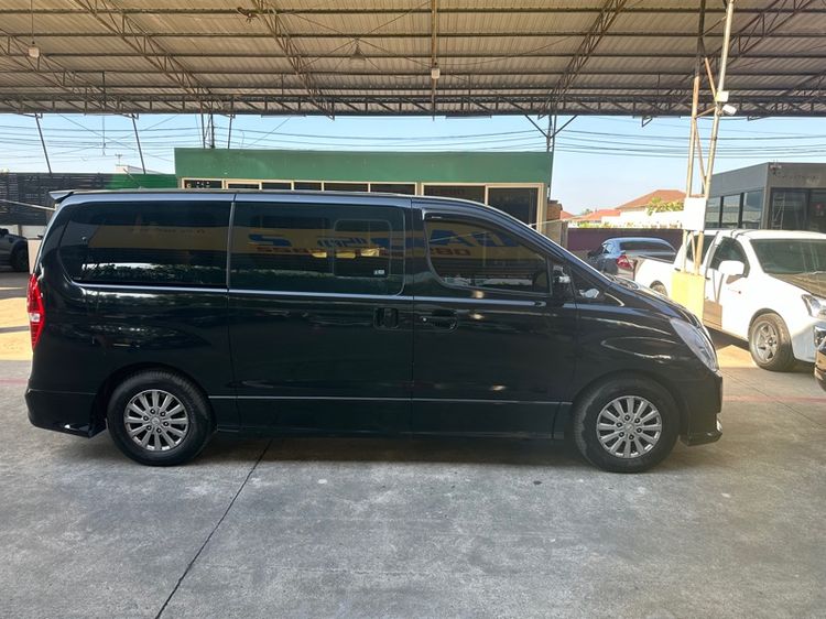 Hyundai H-1  2017 2.5 Deluxe Van ดีเซล ไม่ติดแก๊ส เกียร์อัตโนมัติ ดำ รูปที่ 3
