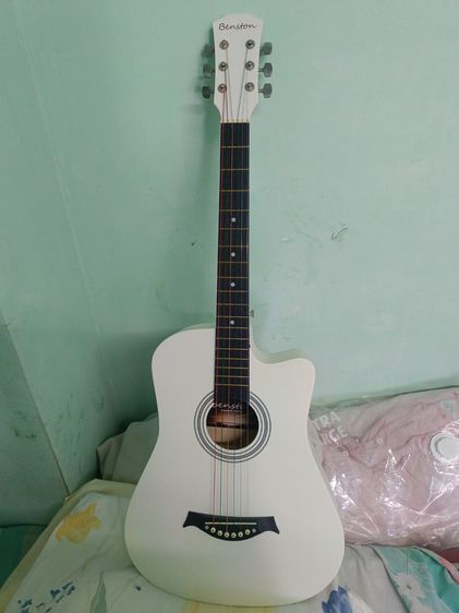 กีต้าร์โปร่ง แบบธรรมดาไม่มีช่องเสียบไฟฟ้า