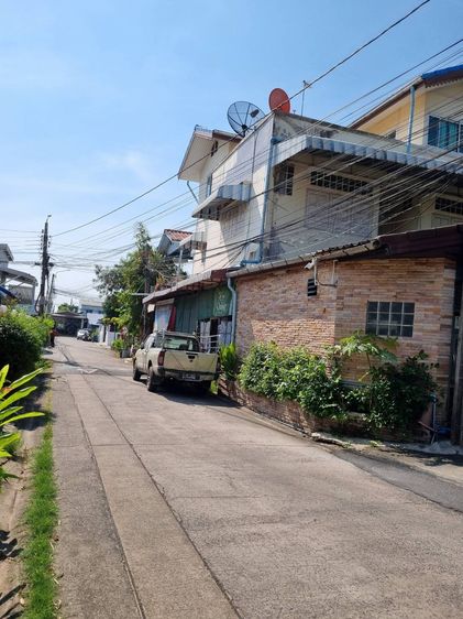 อื่นๆ มีบางส่วน สร้างเสร็จก่อน 2010 ขายทาวเฮาส์ 2 ชั้น ต่อเติม 3 ชั้น ด้านหน้าต่อเติมทำร้านค้าธงฟ้าประชารัฐ รูปที่ 2