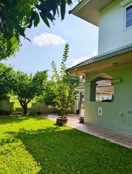 บ้านเดี่ยวสองชั้น 4นอน 2น้ำ 4จอดรถ สนามหญ้าใหญ่ บ้านหัวมุม เลขบ้านมงคล 333(ตอง) หน้าทิศเหนือ เฟอร์นิเจอร์บิ้วอินลายไม้สัก โฉนดพร้อมโอนครับ