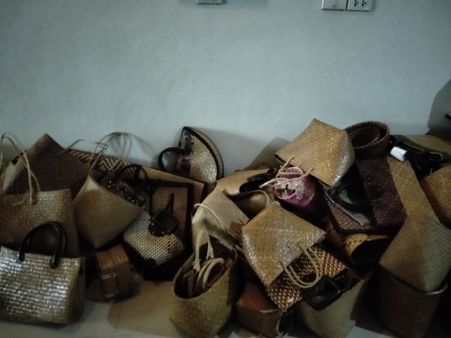 กระเป๋ากระจูด ราคาเริ่มต้น 100 บาท รับซื้อถึงบ้าน ลด ครึ่งราคาทุกใบ 0954405405