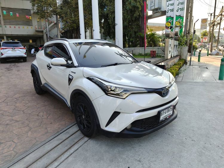 รถ Toyota C-HR 1.8 HV Hi สี ขาว