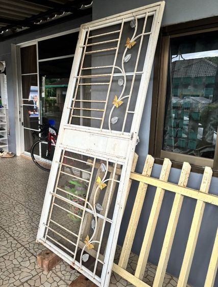 ประตูเหล็กดัดสำเร็จพร้อมวงกบ และมุ้งลวด