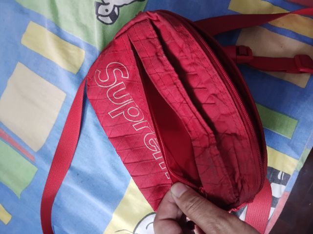 ขายกระเป๋าsupremeแท้ สภาพการใช้งาน90เปอร์เซ็นต์ไม่มีขาดซิบใช้งานปกติ