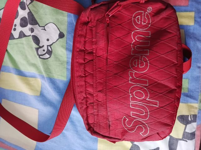 ขายกระเป๋าsupremeแท้ สภาพการใช้งาน90เปอร์เซ็นต์ไม่มีขาดซิบใช้งานปกติ รูปที่ 4