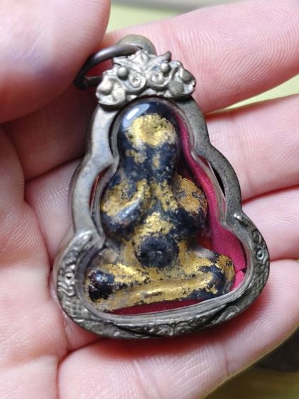 พระปิดตาหลวงปู่เอี่ยมลงรักปิดทองพร้อมกรอบเงิน