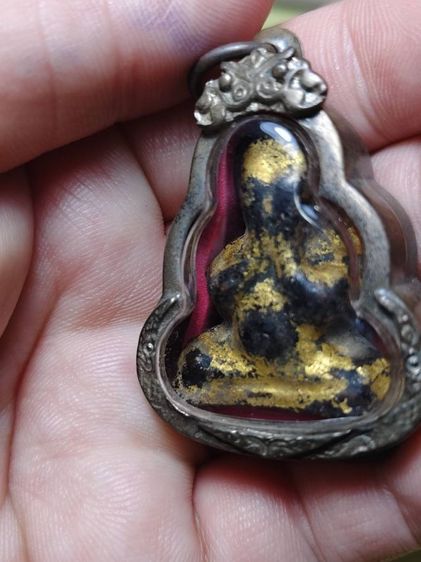 พระปิดตาหลวงปู่เอี่ยมลงรักปิดทองพร้อมกรอบเงิน รูปที่ 4