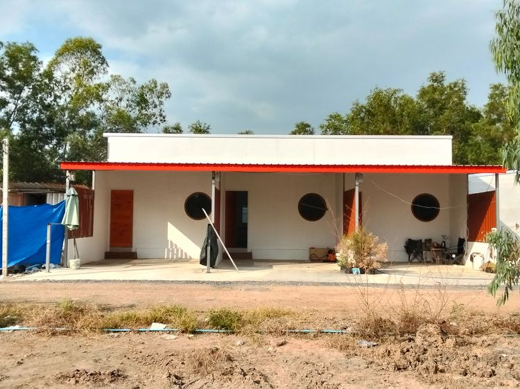 ที่ดินพร้อมบ้านพักสามหลัง