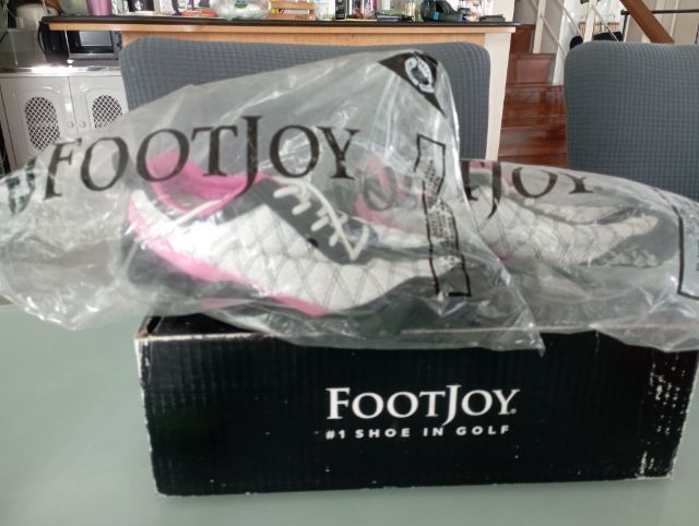 รองเท้ากอล์ฟหญิง ยี่ห้อ Foot joy ปุ่มยาง รูปที่ 2