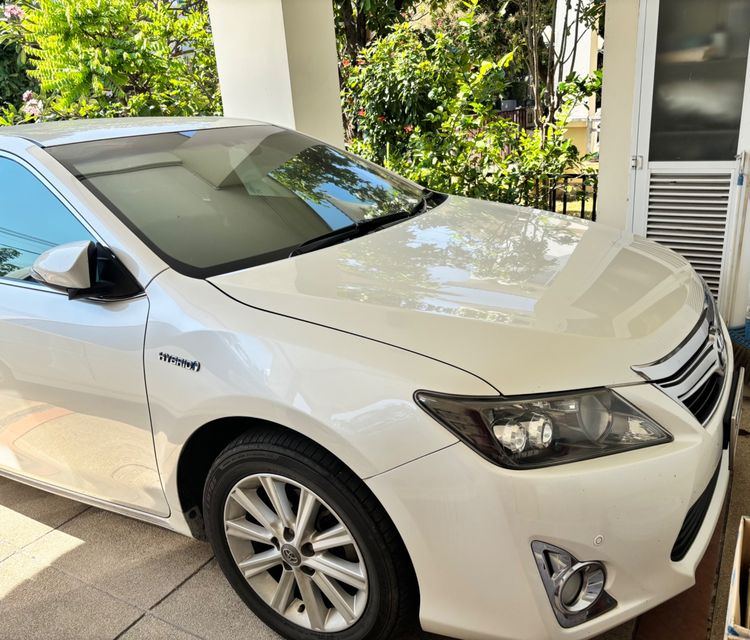 รถ Toyota Camry 2.5 Hybrid สี ขาว