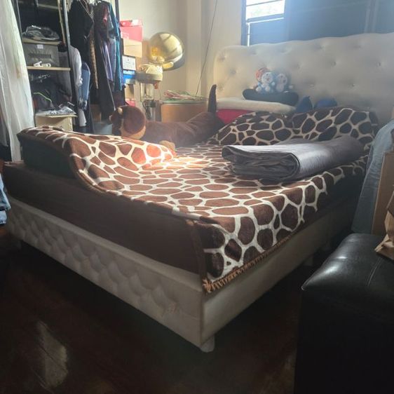 ขายเตียงพร้อมที่นอน5ฟุตมือสอง สภาพดี รูปที่ 3