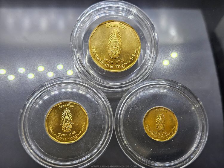 เหรียญทองคำ ครบชุด 3 ขนาด ที่ระลึกพระราชพิธีรัชมังคลาภิเษก รัชกาลที่ 9 ปี พ.ศ.2531 รูปที่ 4