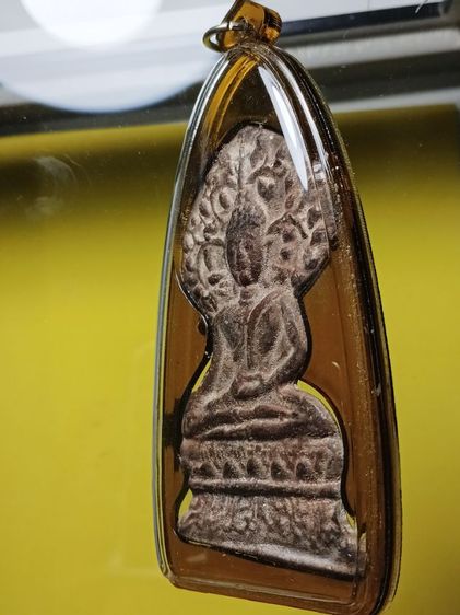 พระปรกโพธิ์เชียงเเสน พิมพ์ใหญ่ ขุดพบที่กรุวัดพระธาตุโขง จ.เชียงราย เนื้อชินสนิมแดง สภาพสวยสมบูรณ์ มาพร้อมเลี่ยมพลาสติกห้อยคอใช้เก่ามา รูปที่ 5