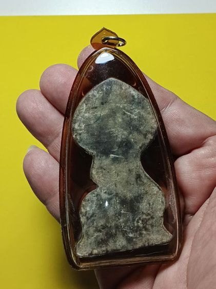 พระปรกโพธิ์เชียงเเสน พิมพ์ใหญ่ ขุดพบที่กรุวัดพระธาตุโขง จ.เชียงราย เนื้อชินสนิมแดง สภาพสวยสมบูรณ์ มาพร้อมเลี่ยมพลาสติกห้อยคอใช้เก่ามา รูปที่ 8