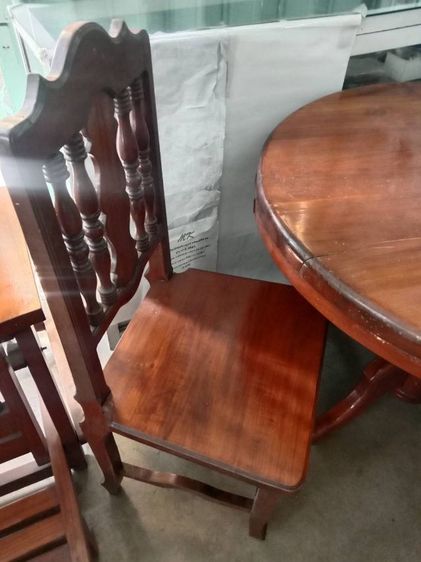 โต๊ะกลมไม้เก่าของเก่า