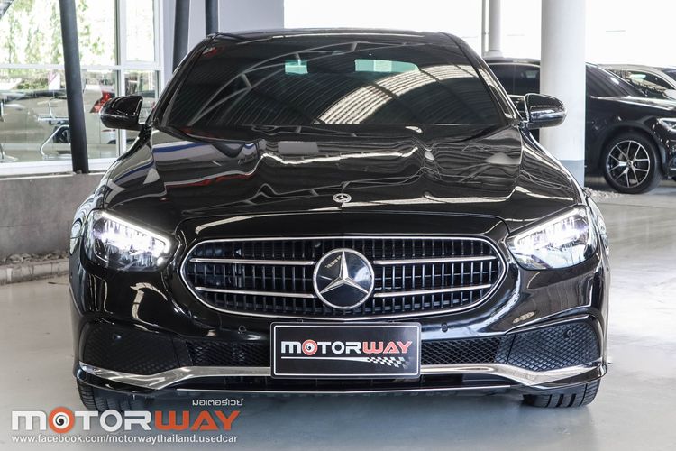 Mercedes-Benz E-Class 2022 E300 Sedan ปลั๊กอินไฮบริด (PHEV) เกียร์อัตโนมัติ ดำ รูปที่ 3