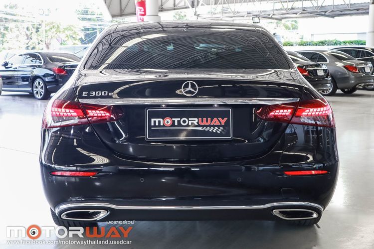 Mercedes-Benz E-Class 2022 E300 Sedan ปลั๊กอินไฮบริด (PHEV) เกียร์อัตโนมัติ ดำ รูปที่ 4