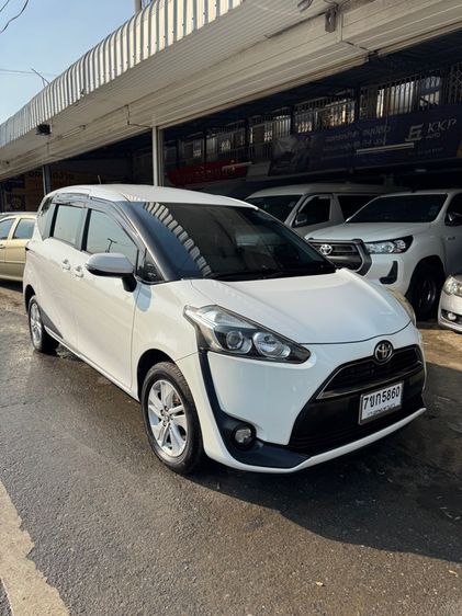 รถ Toyota Sienta 1.5 G สี ขาว
