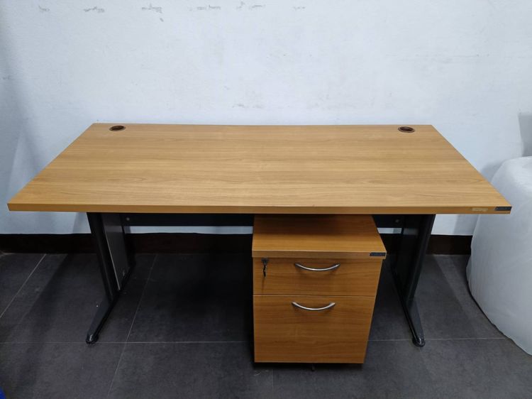 โต๊ะทำงาน หน้าไม้สีน้ำตาล ขาเหล็ก + ตู้ใส่เอกสาร ยี่ห้อ LOGICA 