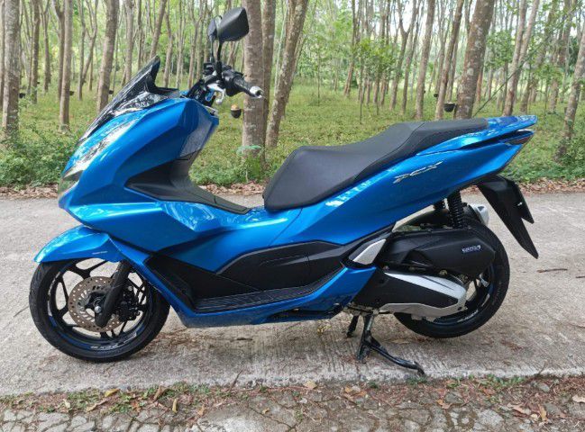 Honda PCX 160 ปี 2023 รถบ้านมือเดียว สภาพสวยเดิมๆ เครื่องดีแน่นๆ ชุดข้างเงียบ สีสวยระบบไฟทำงานปกติ กุญแจรีโมทไม้ไอติม 2 อัน ภาษีปี 69 มีสมุดคู่มือ เซอร์วิสศูนย์ มีเล่มเขียวชุดโอน ดูรถได้ครับ รูปที่ 2