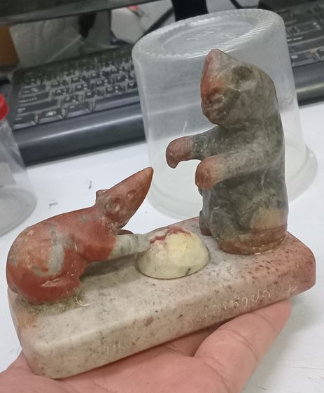 3003-หนูกับแมวเนื้อหินแกะ หลวงพ่อสนิท วัดลำบัวลอย ขนาดความกว้างสุด 5 นิ้ว สูงรวมประมาณ 4 นิ้ว รูปที่ 7