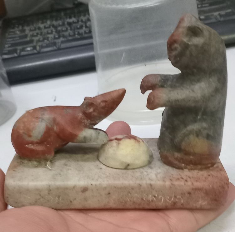 3003-หนูกับแมวเนื้อหินแกะ หลวงพ่อสนิท วัดลำบัวลอย ขนาดความกว้างสุด 5 นิ้ว สูงรวมประมาณ 4 นิ้ว รูปที่ 12