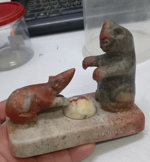 3003-หนูกับแมวเนื้อหินแกะ หลวงพ่อสนิท วัดลำบัวลอย ขนาดความกว้างสุด 5 นิ้ว สูงรวมประมาณ 4 นิ้ว รูปที่ 2