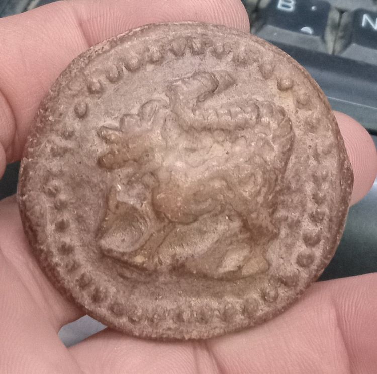 3006-สิงห์เนื้อดินหลวงพ่อกวย วัดโฆสิตาราม หลังยันต์ ขนาดเส้นผ่าศูนย์กลางประมาณ 2 นิ้ว รูปที่ 12